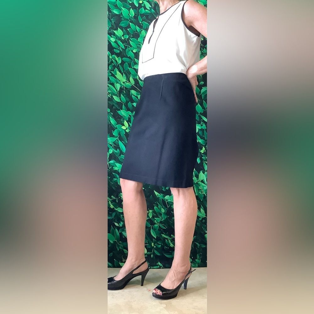⚪ Calvin Klein White Split-Neck Sleeveless Blouse w/Black Trim & Gold Bar – Sz M - Picture 3 of 7